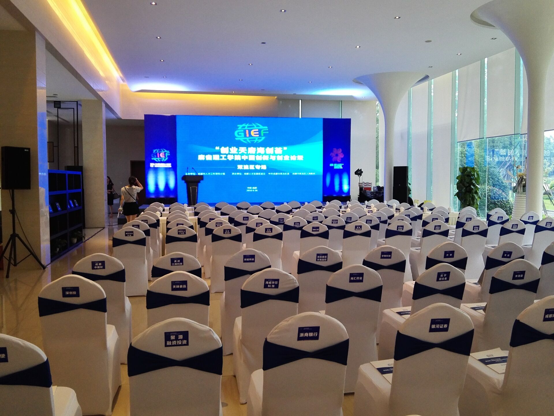 成都會(huì)議桌椅與活動(dòng)設(shè)備租賃服務(wù)詳解